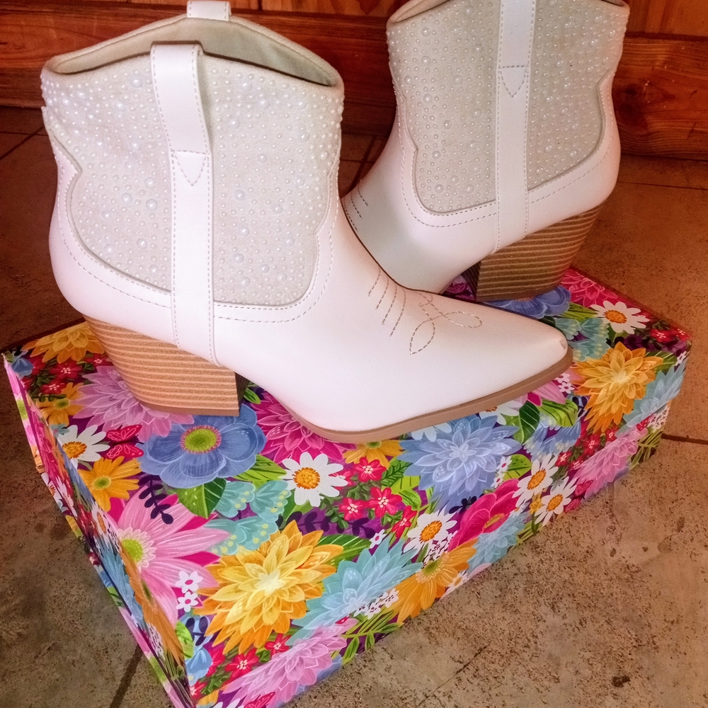 White Ankle Boots with Classic Western Design and Pointed Toe